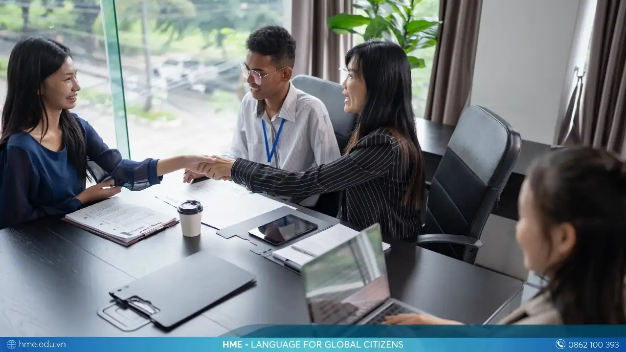 Mẫu câu tiếng Anh giao tiếp nơi làm việc khi tiếp khách, đối tác